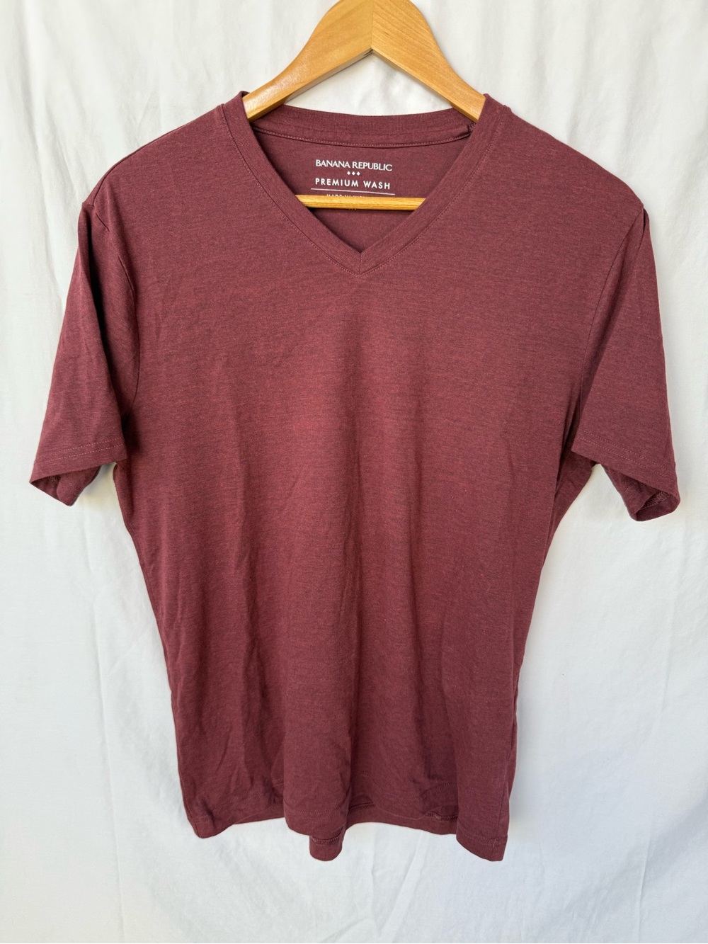 Banana Republic Men's V-Neck Tee in Maroon
